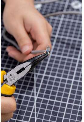 Удлиненные плоскогубцы с изогнутыми губками Deli DL2306 160мм, угол загиба губок 30°, сталь CrV, двухкомпонентная ручка