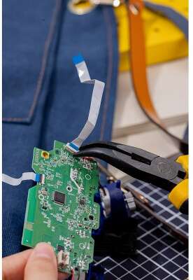 Удлиненные плоскогубцы с изогнутыми губками Deli DL2306 160мм, угол загиба губок 30°, сталь CrV, двухкомпонентная ручка