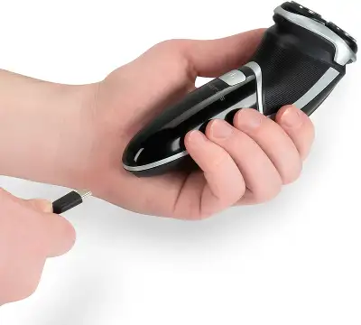 Бритва роторная Polaris PMR 0421RC Pivot Touch 4D PRO реж.эл.:3 питан.:элек.сеть/аккум. черный